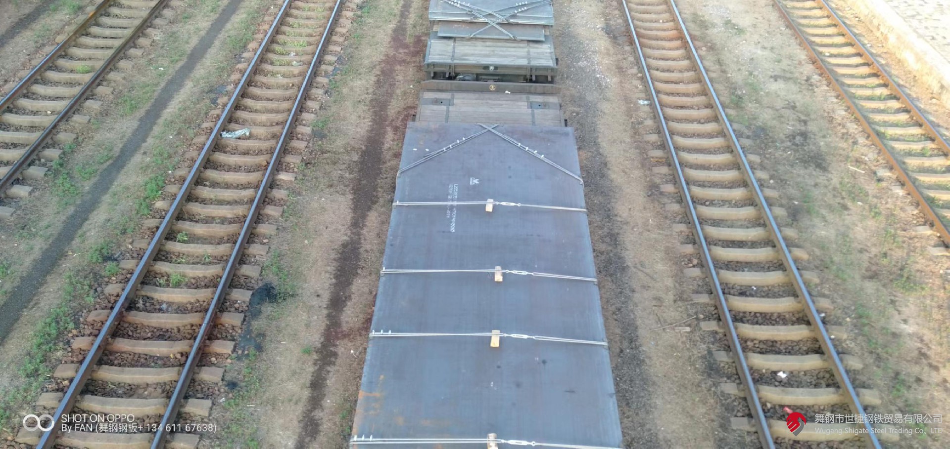 钢是铁、碳和少量其它元素的合金。 钢材是钢锭、钢坯或钢材通过压力加工制成我们所需要的各种形状、尺寸和性能的材料。 钢材是国家建设和实现四化必不可少的重要物资，应用广泛、品种繁多，根据断面形状的不同、一般分为型材、板材、管材和金属制品四大类、为了便于组织钢材的生产、订货供应和搞好经营管理工作，又分为重轨、轻轨、大型型钢、中型型钢、小型型钢、冷弯型钢，优质型钢、线材、中厚钢板、薄钢板、电工用硅钢片、带钢、无缝钢管、焊接钢管、金属制品等品种。