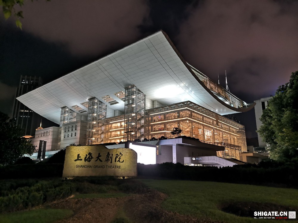 世界级歌剧院——上海大歌剧院是上海“十三五”期间公共文化新布局中的重点建设项目之一，其整个建筑形体取“中国扇”之意。为让最美“中国扇”在黄浦江畔绽开，项目建设工程中运用了大量新技术、新工艺、新材料，尤其是其关键部位所用钢材，与普通高层建筑用钢板相比，除了要具备较强的抗压性能外，还需承受比普通钢板更强的抗撕裂、抗扭曲能力。同时，该项目对钢板的表面质量要求非常苛刻。