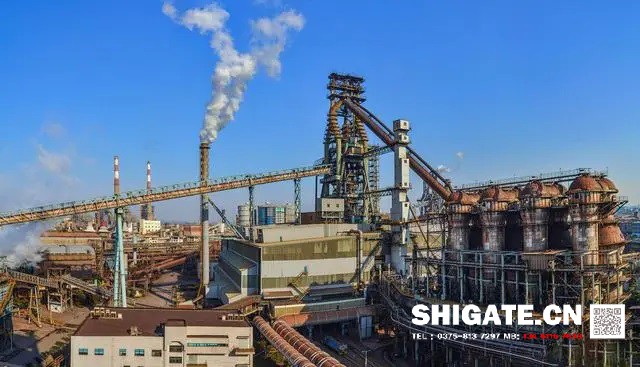 炼铁过程实质上是将铁从其自然形态——矿石等含铁化合物中还原出来的过程。炼铁方法主要有高炉法、直接还原法、熔融还原法等，其原理是矿石在特定的气氛中（还原物质CO、H2、C；适宜温度等）通过物化反应获取还原后的生铁。生铁除了少部分用于铸造外，绝大部分是作为炼钢原料。  高炉炼铁是现代炼铁的主要方法，钢铁生产中的重要环节。这种方法是由古代竖炉炼铁发展、改进而成的。尽管世界各国研究发展了很多新的炼铁法，但由于高炉炼铁技术经济指标良好，工艺简单，生产量大,劳动生产率高,能耗低，这种方法生产的铁仍占世界铁总产量的95％以上。  炼铁工艺是是将含铁原料（烧结矿、球团矿或铁矿）、燃料（焦炭、煤粉等）及其它辅助原料（石灰石、白云石、锰矿等）按一定比例自高炉炉顶装入高炉，并由热风炉在高炉下部沿炉周的风口向高炉内鼓入热风助焦炭燃烧（有的高炉也喷吹煤粉、重油、天然气等辅助燃料），在高温下焦炭中的碳同鼓入空气中的氧燃烧生成的一氧化碳和氢气。  原料、燃料随着炉内熔炼等过程的进行而下降，在炉料下降和上升的煤气相遇，先后发生传热、还原、熔化、脱炭作用而生成生铁，铁矿石原料中的杂质与加入炉内的熔剂相结合而成渣，炉底铁水间断地放出装入铁水罐，送往炼钢厂。同时产生高炉煤气，炉渣两种副产品，高炉渣铁主要矿石中不还原的杂质和石灰石等熔剂结合生成，自渣口排出后，经水淬处理后全部作为水泥生产原料；产生的煤气从炉顶导出，经除尘后，作为热风炉、加热炉、焦炉、锅炉等的燃料。