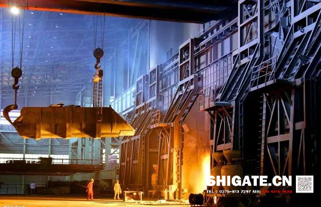 炼铁过程实质上是将铁从其自然形态——矿石等含铁化合物中还原出来的过程。炼铁方法主要有高炉法、直接还原法、熔融还原法等，其原理是矿石在特定的气氛中（还原物质CO、H2、C；适宜温度等）通过物化反应获取还原后的生铁。生铁除了少部分用于铸造外，绝大部分是作为炼钢原料。  高炉炼铁是现代炼铁的主要方法，钢铁生产中的重要环节。这种方法是由古代竖炉炼铁发展、改进而成的。尽管世界各国研究发展了很多新的炼铁法，但由于高炉炼铁技术经济指标良好，工艺简单，生产量大,劳动生产率高,能耗低，这种方法生产的铁仍占世界铁总产量的95％以上。  炼铁工艺是是将含铁原料（烧结矿、球团矿或铁矿）、燃料（焦炭、煤粉等）及其它辅助原料（石灰石、白云石、锰矿等）按一定比例自高炉炉顶装入高炉，并由热风炉在高炉下部沿炉周的风口向高炉内鼓入热风助焦炭燃烧（有的高炉也喷吹煤粉、重油、天然气等辅助燃料），在高温下焦炭中的碳同鼓入空气中的氧燃烧生成的一氧化碳和氢气。  原料、燃料随着炉内熔炼等过程的进行而下降，在炉料下降和上升的煤气相遇，先后发生传热、还原、熔化、脱炭作用而生成生铁，铁矿石原料中的杂质与加入炉内的熔剂相结合而成渣，炉底铁水间断地放出装入铁水罐，送往炼钢厂。同时产生高炉煤气，炉渣两种副产品，高炉渣铁主要矿石中不还原的杂质和石灰石等熔剂结合生成，自渣口排出后，经水淬处理后全部作为水泥生产原料；产生的煤气从炉顶导出，经除尘后，作为热风炉、加热炉、焦炉、锅炉等的燃料。