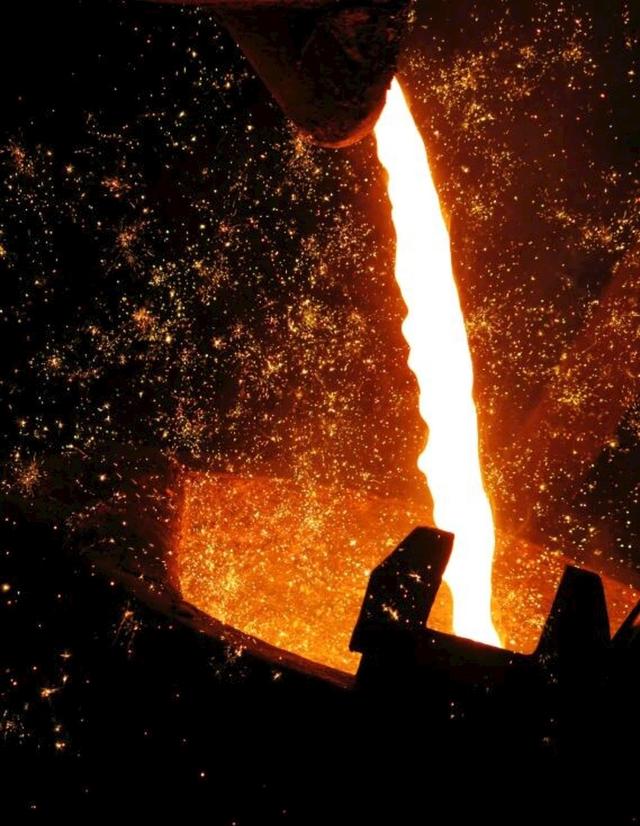 炼铁过程实质上是将铁从其自然形态——矿石等含铁化合物中还原出来的过程。炼铁方法主要有高炉法、直接还原法、熔融还原法等，其原理是矿石在特定的气氛中（还原物质CO、H2、C；适宜温度等）通过物化反应获取还原后的生铁。生铁除了少部分用于铸造外，绝大部分是作为炼钢原料。  高炉炼铁是现代炼铁的主要方法，钢铁生产中的重要环节。这种方法是由古代竖炉炼铁发展、改进而成的。尽管世界各国研究发展了很多新的炼铁法，但由于高炉炼铁技术经济指标良好，工艺简单，生产量大,劳动生产率高,能耗低，这种方法生产的铁仍占世界铁总产量的95％以上。  炼铁工艺是是将含铁原料（烧结矿、球团矿或铁矿）、燃料（焦炭、煤粉等）及其它辅助原料（石灰石、白云石、锰矿等）按一定比例自高炉炉顶装入高炉，并由热风炉在高炉下部沿炉周的风口向高炉内鼓入热风助焦炭燃烧（有的高炉也喷吹煤粉、重油、天然气等辅助燃料），在高温下焦炭中的碳同鼓入空气中的氧燃烧生成的一氧化碳和氢气。  原料、燃料随着炉内熔炼等过程的进行而下降，在炉料下降和上升的煤气相遇，先后发生传热、还原、熔化、脱炭作用而生成生铁，铁矿石原料中的杂质与加入炉内的熔剂相结合而成渣，炉底铁水间断地放出装入铁水罐，送往炼钢厂。同时产生高炉煤气，炉渣两种副产品，高炉渣铁主要矿石中不还原的杂质和石灰石等熔剂结合生成，自渣口排出后，经水淬处理后全部作为水泥生产原料；产生的煤气从炉顶导出，经除尘后，作为热风炉、加热炉、焦炉、锅炉等的燃料。