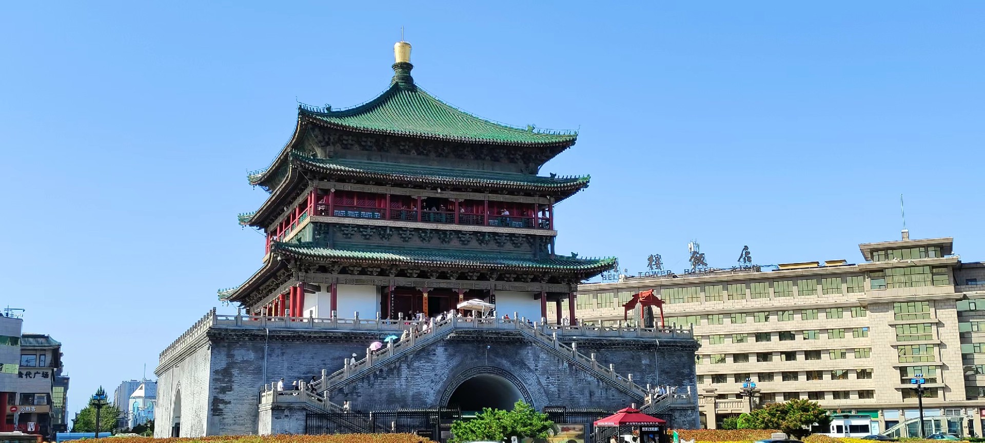 西安是国务院公布的首批国家历史文化名城，有西周、秦、西汉、唐等在内的13个朝代在此建都，是世界四大古都之一，中国古都学会认定的中国建都朝代最多、帝都历史最长的古都。曾经作为中国首都和政治、经济、文化中心长达1100多年。旅游景点有秦始皇兵马俑博物馆、大雁塔、陕西历史博物馆、华清池景区、碑林博物馆等