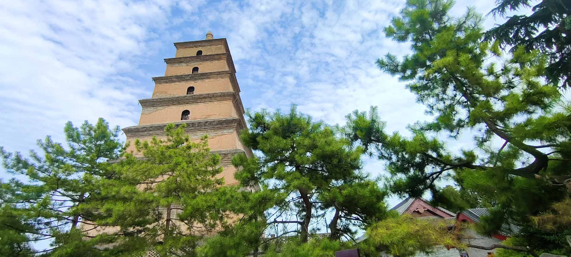 西安是国务院公布的首批国家历史文化名城，有西周、秦、西汉、唐等在内的13个朝代在此建都，是世界四大古都之一，中国古都学会认定的中国建都朝代最多、帝都历史最长的古都。曾经作为中国首都和政治、经济、文化中心长达1100多年。旅游景点有秦始皇兵马俑博物馆、大雁塔、陕西历史博物馆、华清池景区、碑林博物馆等