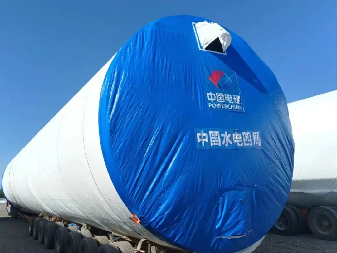 近日，河钢集团舞钢公司生产的一批风电项目用钢板如期发往客户，将用于新彊吐鲁番市重点能源项目——广东能源托克逊县100万千瓦风电项目的风电塔筒制造。目前，舞钢已累计向该项目供应风电项目用钢板近2万吨。