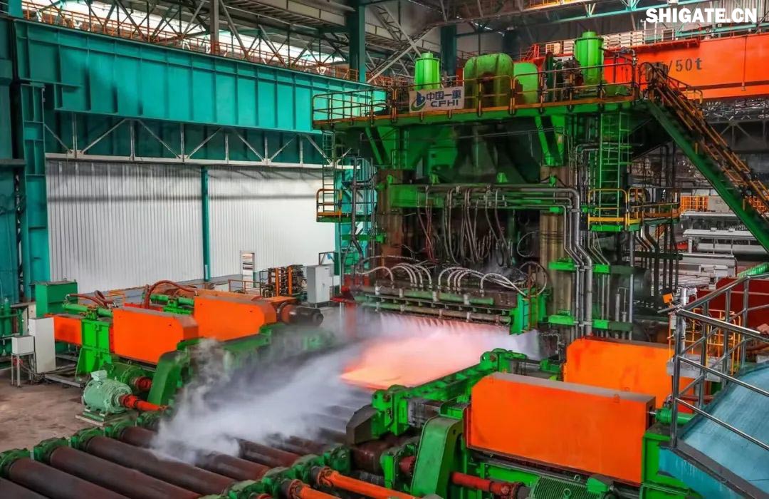 近日，河钢集团舞钢公司研发生产的大厚度、技术难度碳锰钒SA737系列容器钢板顺利交付某重点客户，钢板的各项性能指标均达到国内水平，成功实现“国内首发”。该产品在舞钢公司批量生产成功，对于巩固并扩大舞钢公司品种优势，引领宽厚板行业质量发展具有十分重要的意义。