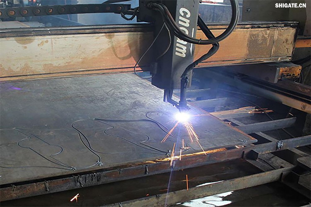 在工业生产中，钢板切割是一项至关重要的工艺，广泛应用于机械制造、建筑、桥梁建设等多个领域。为了满足不同项目的需求，钢板切割采用了多种加工方式。本文将详细介绍钢板切割中常见的几种加工方式，包括火焰切割、激光切割、等离子切割、水刀切割以及机械切割等。    一、火焰切割    火焰切割是利用氧气和乙炔的燃烧产生的高温火焰来切割钢板的一种加工方式。在切割过程中，火焰将钢板局部加热至熔化状态，同时氧气流将熔化的金属吹走，形成切口。火焰切割设备相对简单，成本低廉，适用于切割厚度较大的钢板。然而，由于切割过程中产生的热影响区较大，易导致钢板变形和材质变化，因此精度和表面质量相对较低。          二、激光切割    激光切割是利用高功率密度的激光束照射钢板表面，使钢板迅速熔化、汽化或达到点燃点，同时以高速气流将熔化或燃烧的金属吹走，形成切口。激光切割具有切割速度快、精度高、热影响区小等优点，特别适用于切割薄板和中厚板。此外，激光切割还能实现自动化和智能化生产，提高生产效率。            三、等离子切割    等离子切割是利用高温、高速度的等离子气体流对钢板进行切割的一种加工方式。在切割过程中，等离子气体流将钢板局部熔化，并通过气流将熔化的金属吹走。等离子切割适用于切割中厚板和厚板，具有切割速度快、热影响区小、切口平整等优点。然而，等离子切割设备的成本较高，维护也相对复杂。    四、水刀切割    水刀切割是利用高压水流对钢板进行切割的一种加工方式。在切割过程中，高压水流将钢板局部冲蚀，形成切口。水刀切割具有切割精度高、表面质量好、无热影响区等优点，特别适用于切割薄板和对表面质量要求较高的项目。此外，水刀切割还能实现绿色生产，减少环境污染。    五、机械切割    机械切割是利用切割机械对钢板进行切割的一种加工方式，如锯床切割、铣床切割等。机械切割适用于切割各种厚度和材质的钢板，具有切割精度高、切口平整、适应性强等优点。然而，机械切割的速度相对较慢，生产效率较低，且对于较厚的钢板，切割难度较大。            在选择钢板切割加工方式时，需要根据项目的具体需求、钢板的厚度和材质、生产效率和成本等因素进行综合考虑。对于要求高精度、高表面质量的切割项目，激光切割和水刀切割是较为理想的选择；对于切割厚度较大、对表面质量要求不高的项目，火焰切割和等离子切割则更具优势；而对于需要灵活应对各种切割需求的场景，机械切割则是一种可靠的选择。    总之，随着科技的不断进步和工业生产的不断发展，钢板切割加工方式也在不断创新和完善。了解各种加工方式的优缺点，并根据实际需求选择合适的加工方式，对于提高钢板切割的质量和效率具有重要意义。