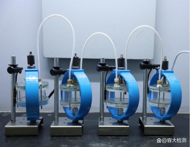 10月20日，工业和信息化部发布了2022年第23号公告，由舞钢主导制定的我国首个《抗湿硫化氢腐蚀钢板》行业标准成功发布。  该标准由舞钢公司主导，冶金工业信息标准研究院参与共同完成。项目组从标准建议书提交、申报、答辩，到标准的编制、起草、征求意见、审查审定，以及公示、公布等环节严格把关，历时近3年努力完成。  该项标准填补了我国抗湿硫化氢腐蚀钢板标准空白，解决了抗湿硫化氢腐蚀钢板采购卡脖子难题，打通了从技术研发、产品设计、装备制造到产品营销最后一公里，对于国内抗湿硫化氢腐蚀钢板产业高质量发展具有深远意义。  该项行业标准是依据工业和信息化部工信厅科函（2019）276 号文“关于印发 2019 年第四批行业标准制修订和外文版项目计划的通知”下达的项目计划， 2020年8月，全国钢标委钢板和钢带分委员会组织各起草单位成立起草工作组，由舞阳钢铁有限责任公司为组长单位，负责主要起草工作。工作组对国内外抗湿硫化氢腐蚀钢板产品和技术现状与发展情况进行全面调研，同时广泛搜集相关标准和国内外技术资料，进行了大量的研究分析、资料查证工作，结合实际应用经验，进行全面总结和归纳，在此基础上编制出《抗湿硫化氢腐蚀钢板》标准，依据所收到的公开征求的社会意见，进行分类、归纳、整理和分析，于 2021 年 11 月完成了标准送审稿。全国钢标委钢板钢带分委员会与标准审查会，通过了此标准的审定。经过全国钢标委钢板钢带分委员会绝大多数委员投票通过了此标准的审查，获得了批准，最终由中国工业和信息化部进行发布。   de1bb805c27e7ca704aee101fe9d728d.jpeg  该项标准从国内抗湿硫化氢腐蚀钢板的发展要求出发，对所用钢板化学成分、力学性能、表面质量及交货状态，试验和检验方法等多方面技术要求进行了明确规定，对产品市场推广应用起着规范性指导作用。  舞钢成功申请完成此项标准制定，是企业科研创新综合实力的有力体现，为加快国内抗湿硫化氢腐蚀钢板国际化进程起到引领作用,对抗湿硫化氢腐蚀钢板市场的规范、推广及应用具有重要意义。