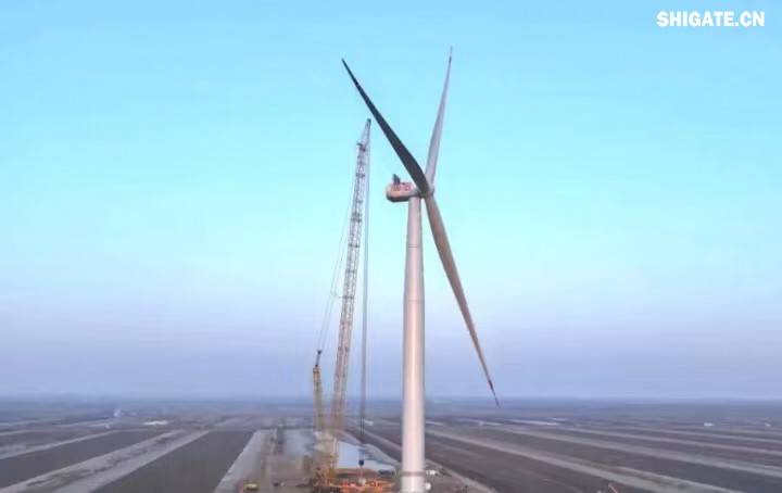 1月11日，更大功率等级的漂浮式风电机组——中国中车“启航号”在山东东营风电装备测试认证创新基地吊装成功，标志着我国在海上超大型风机的探索迈出重要一步。该项目风电机组的配套塔筒是全球直径更大、重量更重的塔筒型号，所用钢板由河钢集团舞钢公司独家提供。