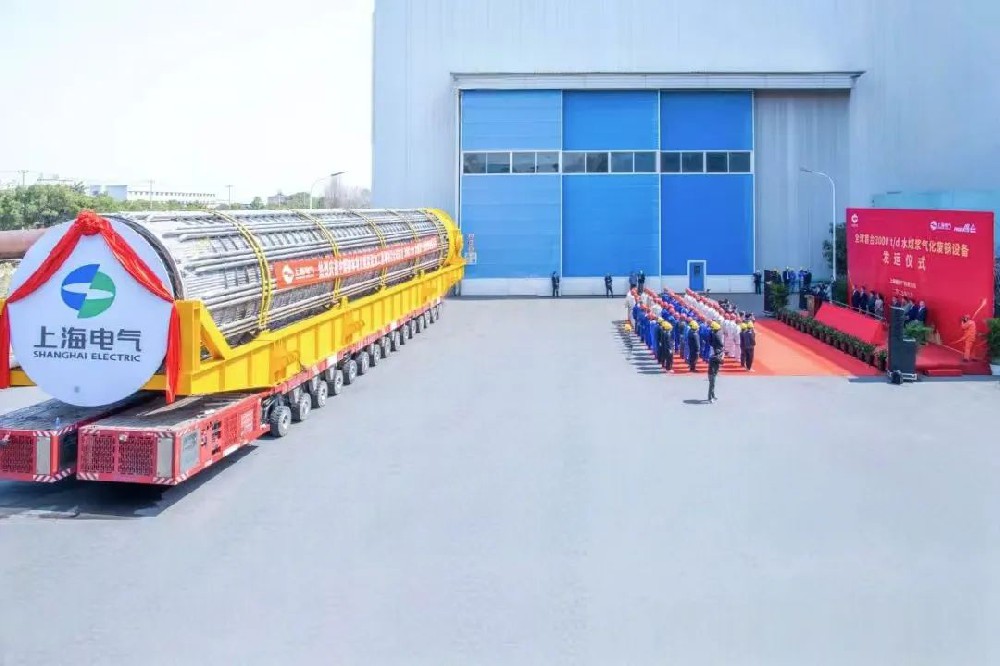 舞钢公司结合行业趋势和企业定位，快速调整工作思路，把特钢思路作为企业经营的“法宝”，努力走好产品路线。在深入走访市场的过程中，舞钢公司了解到某客户计划设计制造日处理量达3000吨的水煤浆气化废锅设备，由于各项技术要求比较高，其专利方美国Ap公司曾要求采用进口钢铁材料制造该台设备。舞钢公司与该客户和美国Ap公司进行多轮次深度交流，充分发挥自身在容器钢板领域的技术优势，为客户研发契合设计要求的钢铁材料，赢得了客户和美国Ap公司的认可。在生产过程中，舞钢公司效益产品攻关团队和产线人员密切配合，根据产线实际，创新工艺、生产流程，严格过程质量管控，确保了该批容器钢板各项质量指标完全满足客户需求。