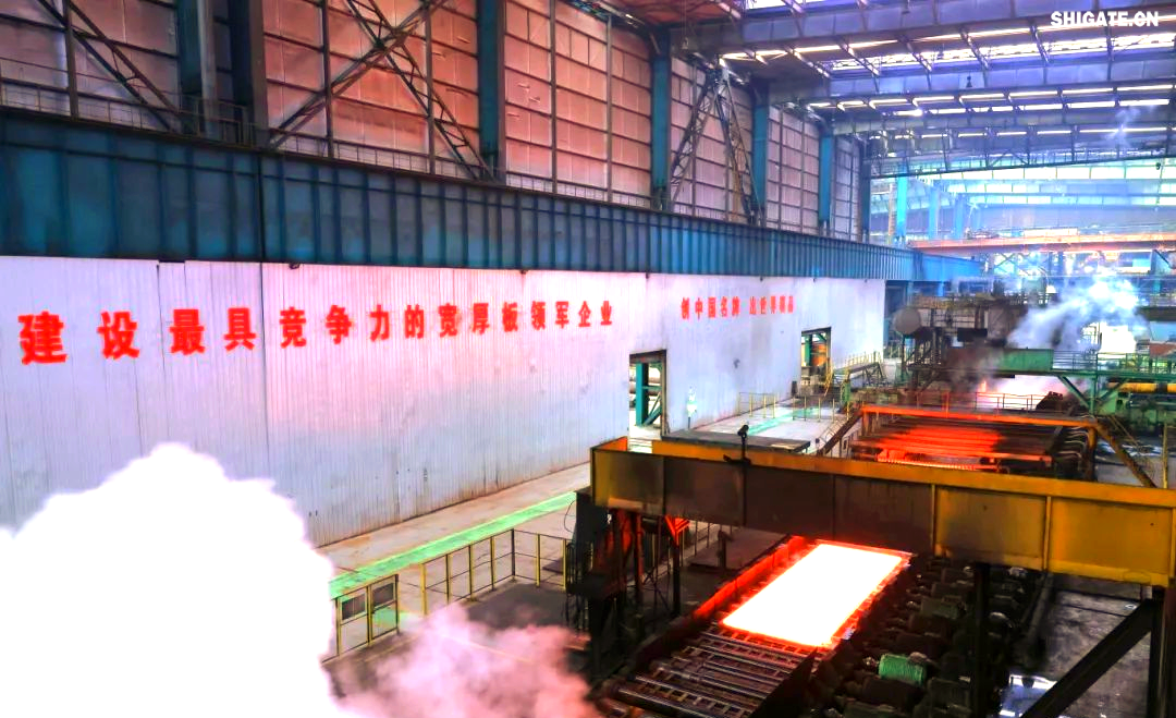 260余种宽厚板产品成功替代进口或按国外标准生产，多个品种填补国内空白并独家供货，更有40余种远销海外。舞钢公司不仅主导制定了临氢设备用铬钼合金钢板等十余项国家标准，还荣获国家科学技术进步奖一等奖2项、二等奖1项，省部级科技进步奖更是数不胜数。自创立以来，河钢集团舞钢公司便深耕宽厚板研发制造，打造出响亮的民族品牌，稳坐椅子。