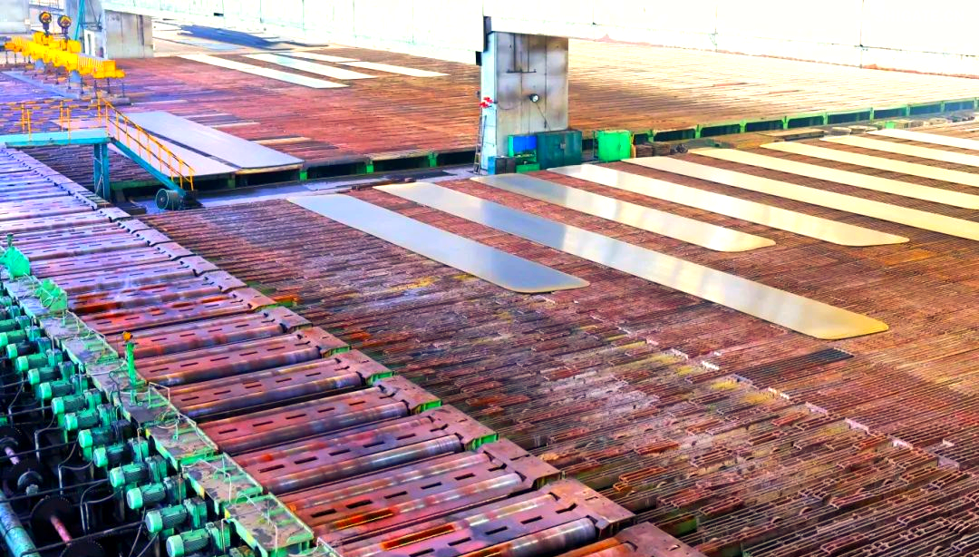 260余种宽厚板产品成功替代进口或按国外标准生产，多个品种填补国内空白并独家供货，更有40余种远销海外。舞钢公司不仅主导制定了临氢设备用铬钼合金钢板等十余项国家标准，还荣获国家科学技术进步奖一等奖2项、二等奖1项，省部级科技进步奖更是数不胜数。自创立以来，河钢集团舞钢公司便深耕宽厚板研发制造，打造出响亮的民族品牌，稳坐椅子。