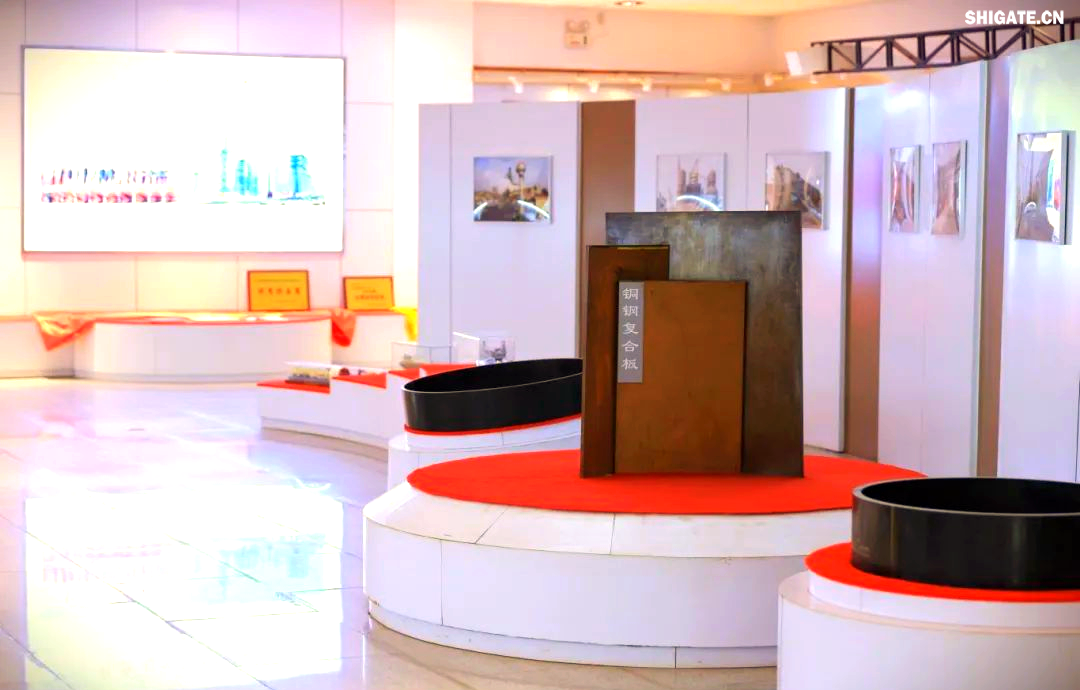 260余种宽厚板产品成功替代进口或按国外标准生产，多个品种填补国内空白并独家供货，更有40余种远销海外。舞钢公司不仅主导制定了临氢设备用铬钼合金钢板等十余项国家标准，还荣获国家科学技术进步奖一等奖2项、二等奖1项，省部级科技进步奖更是数不胜数。自创立以来，河钢集团舞钢公司便深耕宽厚板研发制造，打造出响亮的民族品牌，稳坐椅子。