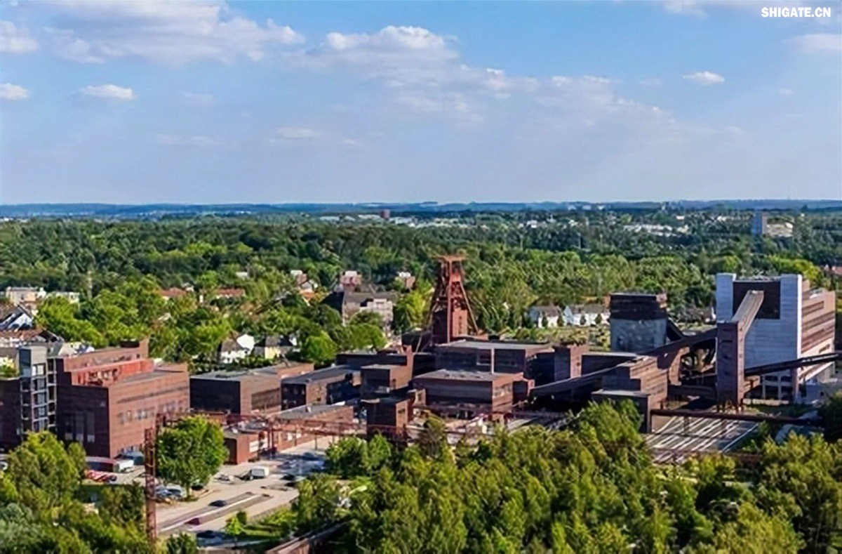 你听说过欧洲"钢铁心脏"萎缩的消息吗？为什么曾经强大的欧盟钢铁产业如今正在迅速崩塌？特朗普政府重启的25%钢铁关税究竟给欧洲造成了多大冲击？在全球贸易保护主义重燃的今天，欧盟的惨痛教训对中国有何警示意义？数据显示，2025年一季度，欧盟对美钢铁出口同比骤降42%，损失约150万吨订单和45亿欧元收入。与此同时，中国钢铁却逆势增长，2024年出口量突破1.11亿吨，创下8年来新高。这背后有哪些产业链布局的深层差异？中国又该如何从欧盟的失败中吸取经验，打赢未来全球贸易的三大突围战？