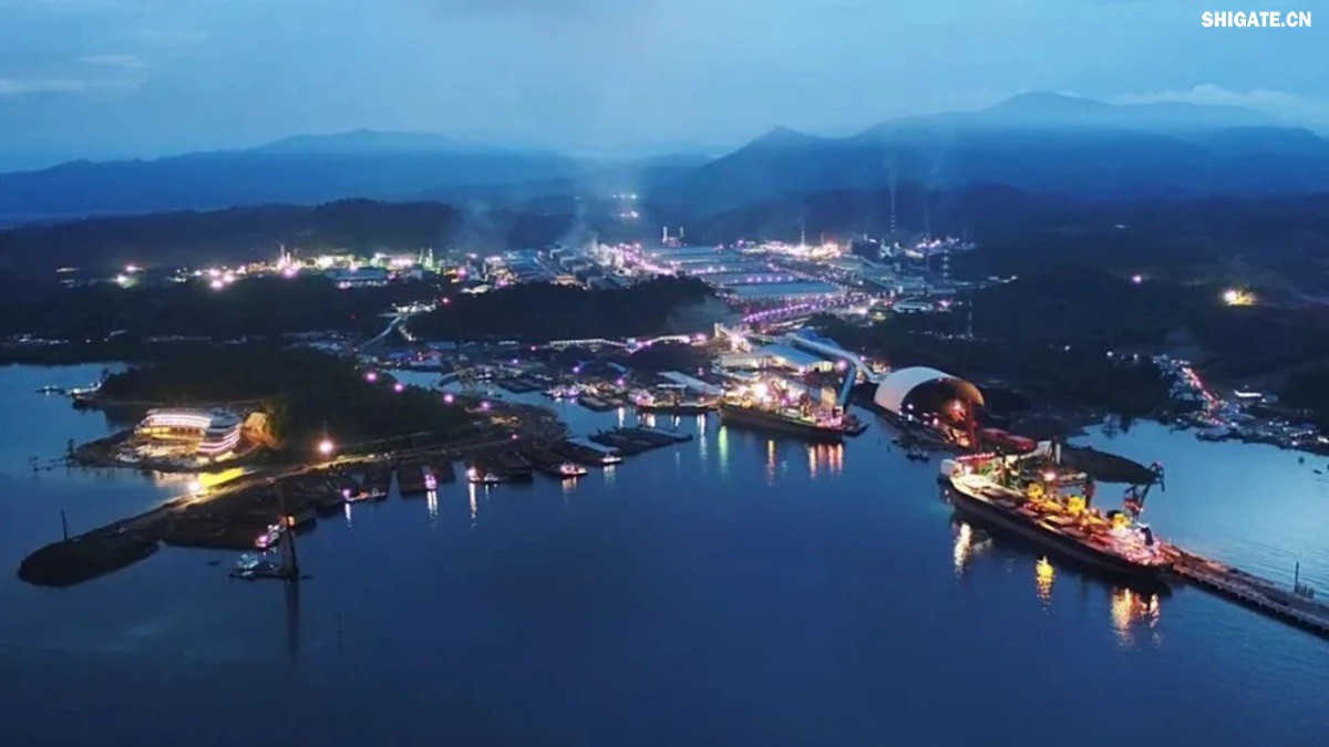 你听说过欧洲"钢铁心脏"萎缩的消息吗？为什么曾经强大的欧盟钢铁产业如今正在迅速崩塌？特朗普政府重启的25%钢铁关税究竟给欧洲造成了多大冲击？在全球贸易保护主义重燃的今天，欧盟的惨痛教训对中国有何警示意义？数据显示，2025年一季度，欧盟对美钢铁出口同比骤降42%，损失约150万吨订单和45亿欧元收入。与此同时，中国钢铁却逆势增长，2024年出口量突破1.11亿吨，创下8年来新高。这背后有哪些产业链布局的深层差异？中国又该如何从欧盟的失败中吸取经验，打赢未来全球贸易的三大突围战？