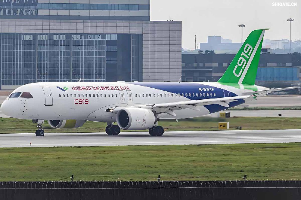 12月9日，国产大飞机C919的全球首家用户东航，正式接收首架C919飞机，标志着国产大飞机迈出市场运营的“第一步”，也标志着中国民航运输市场首次拥有中国自主研发的喷气式干线飞机。  消息传来，河钢集团干部职工倍感振奋。因为，国产大飞机工程也凝聚了河钢干部职工的心血和汗水，见证了河钢人的独特贡献。河钢自主研发的390mm大厚度调质钢20MnNiMo，填补国内空白，用于大飞机项目的核心设备——世界更大的8万吨级模锻压机制造，为国产大飞机提供坚强的钢铁支撑。