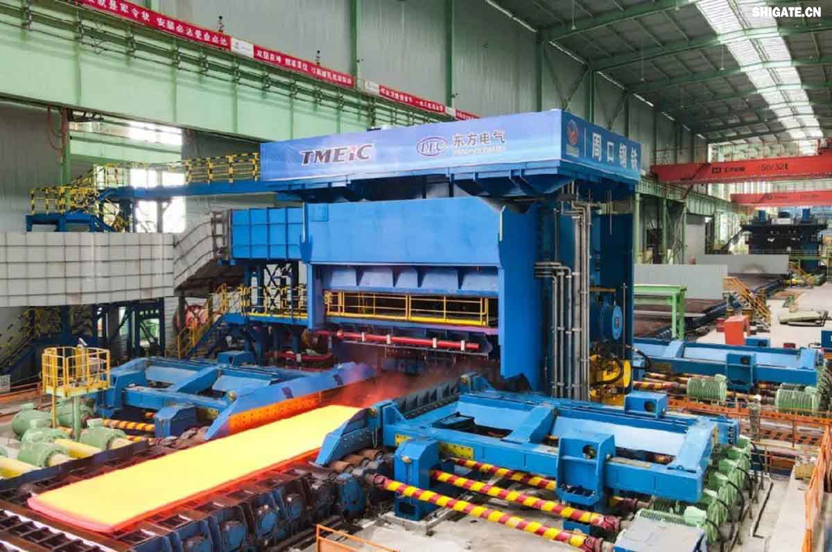 6月1日，河南钢铁集团周口基地简称（周钢）二期宽厚板项目控制中心迎来重要里程碑：当操作员按下5500mm精轧机的轧制按钮，通红的钢板如熔金般奔腾穿过轧辊，标志着5500mm轧机热试圆满成功。这一震撼场景与5月31日RH真空精炼炉、热处理线热试成功交相辉映，正式宣告“5600mm+5500mm双宽机架”宽厚板生产线全线贯通！生产线总长度达到1.4公里，构成了国内已知更长的宽厚板轧钢车间，连接了近20个精密工序，深基坑群实现了全线的贯通布局。其智能化、绿色化发展及特钢转型进程由此开启全新篇章！