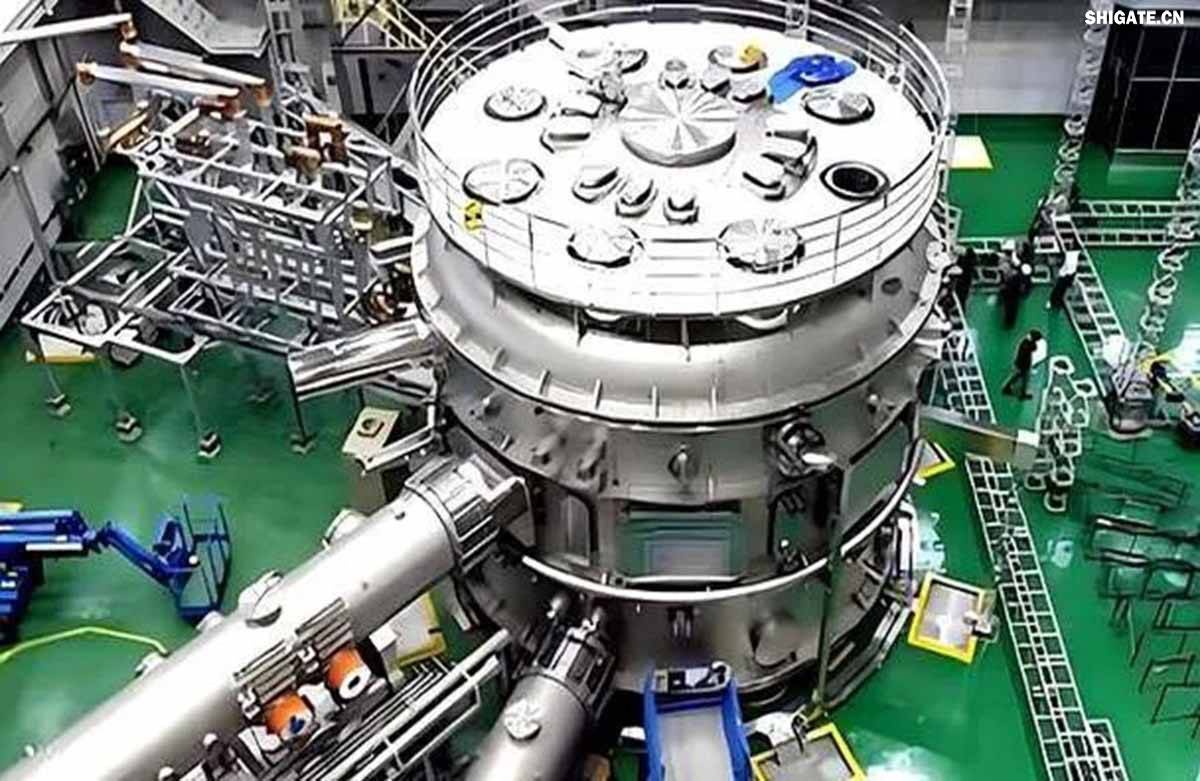 近日，由河钢集团舞钢公司自主研发的大厚度达340mm的特厚核电钢板，成功应用于我国第四代先进裂变核能系统——钍基熔盐实验堆的关键屏蔽层制造。这标志着我国在先进核能技术领域取得又一进展，为实现核电技术自主创新、打破对传统铀燃料的依赖迈出了坚实一步。